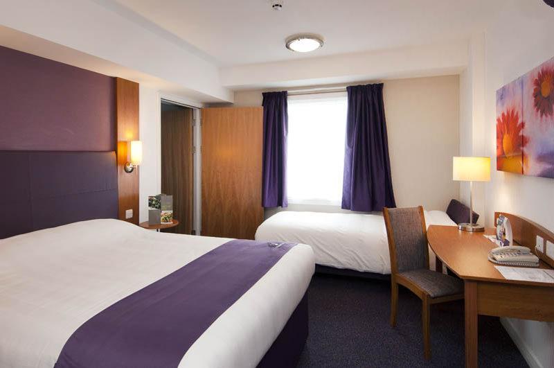 Premier Inn Haydock Park/M6 J23 Уоррингтон Экстерьер фото